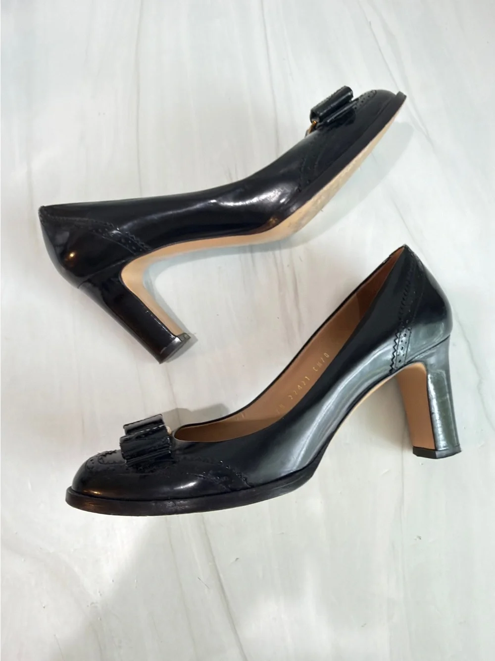 SALVATORE FERRAGAMO VERA STYLE BOW PUMPS WINGTIP BAROQUE DETAILS SIZE 7.5 CAREER